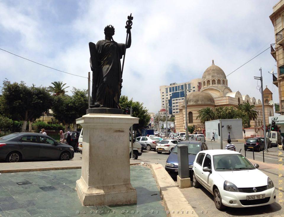 ORAN-La statue de la Justice, a gauche le square Garbe a droite l'arriere de la cathedrale.jpg